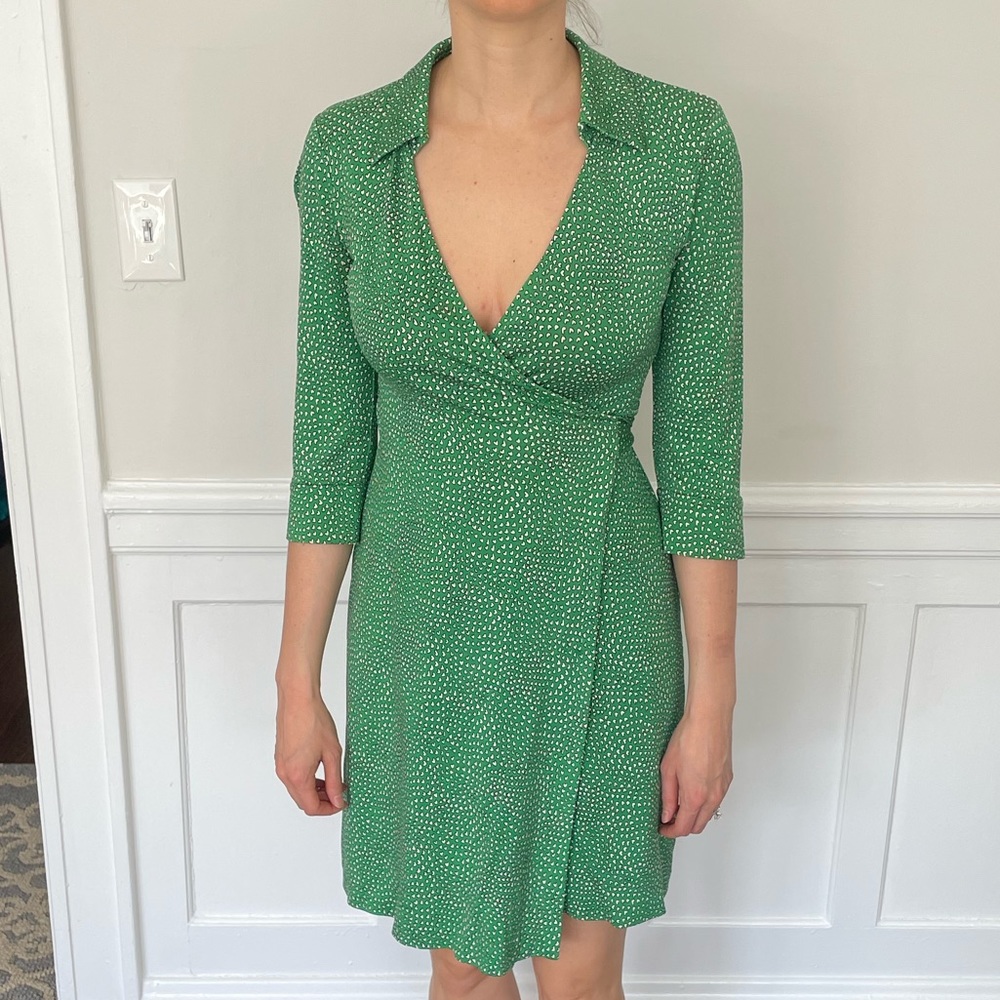 Diane Von Furstenberg 100% silk wrap dress green with white hearts size 2